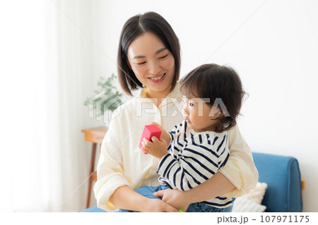 子供を抱っこするお母さん 子供を抱っこするお母さん 107971175