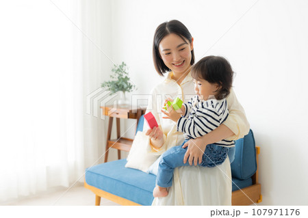 子供を抱っこするお母さん 107971176