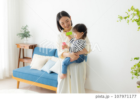 子供を抱っこするお母さん 子供を抱っこするお母さん 107971177