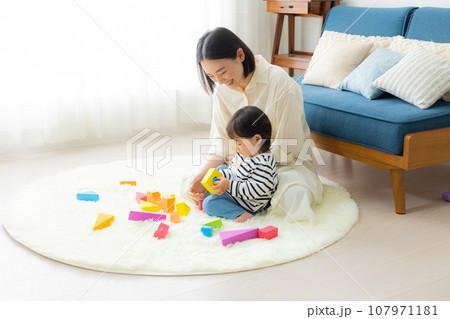 子供を抱っこするお母さん 子供を抱っこするお母さん 107971181
