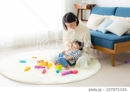 子供を抱っこするお母さん 子供を抱っこするお母さん 107971183