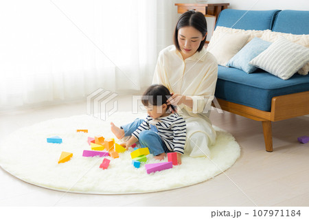 子供を抱っこするお母さん 子供を抱っこするお母さん 107971184