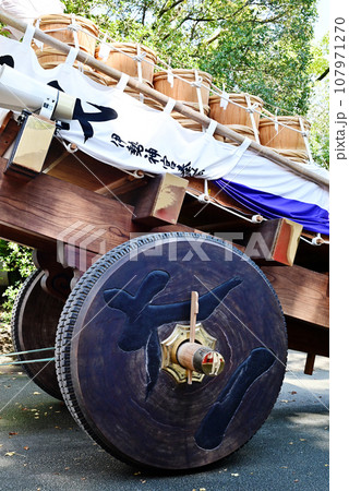 お木曳車 初穂曵き 伊勢神宮神嘗祭 陸曳き 伊勢まつり 伝統行事 わん鳴り お木曳車 初穂曵き 伊勢神宮神嘗祭 陸曳き 伊勢まつり 伝統行事 わん鳴り 107971270