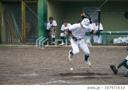 ボールを避ける左打者(高校野球) ボールを避ける左打者(高校野球) 107971610