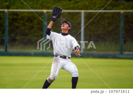フライをキャッチする外野手（高校野球） 107971611