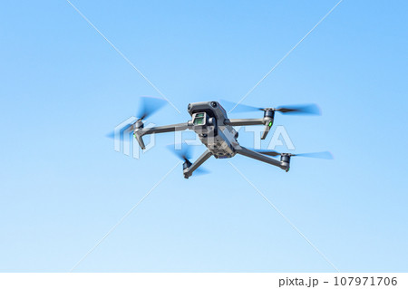 ドローンと青空 107971706