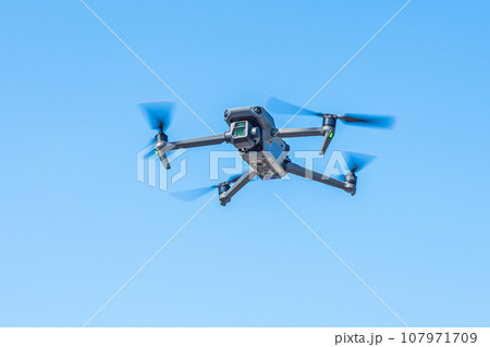 ドローンと青空 ドローンと青空 107971709