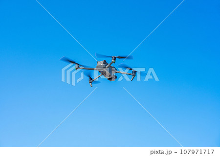 ドローンと青空 ドローンと青空 107971717