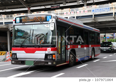中目黒駅前を行く東急バス 107971864