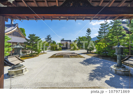 大覚寺 白砂庭園 石舞台 勅使門(京都市右京区嵯峨大沢町) 大覚寺 白砂庭園 石舞台 勅使門(京都市右京区嵯峨大沢町) 107971869