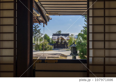 大覚寺　御影堂から見る石舞台　勅使門（京都市右京区嵯峨大沢町） 107971886