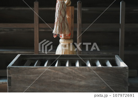 日の当たる神社の賽銭箱 日の当たる神社の賽銭箱 107972691