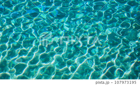 透き通った水の美しい水面 透き通った水の美しい水面 107973195