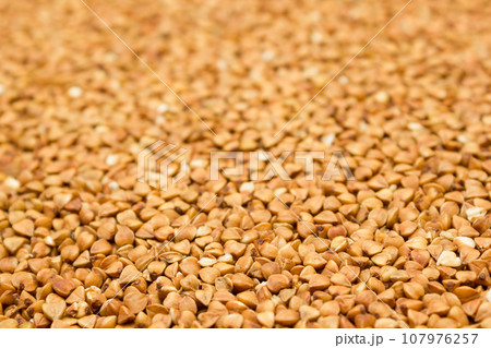 Dry buckwheat grains - brown texture 107976257