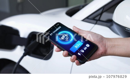 Smartphone display battery status on smart EV mobile application. Peruse Smartphone display battery status on smart EV mobile application. Peruse 107976829