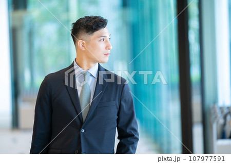 真剣な顔のビジネスマン 働く会社員 真剣な顔のビジネスマン 働く会社員 107977591