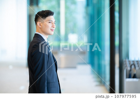 真剣な顔のビジネスマン　働く会社員 107977595