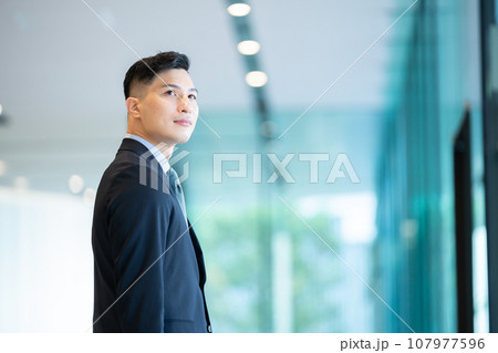 真剣な顔のビジネスマン 働く会社員 真剣な顔のビジネスマン 働く会社員 107977596