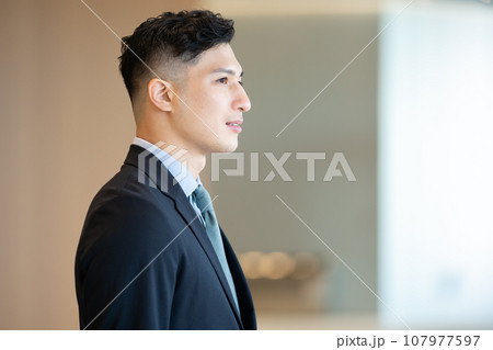 真剣な顔のビジネスマン 働く会社員 真剣な顔のビジネスマン 働く会社員 107977597