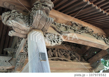 息障院（伝範頼館跡）の山門の彫刻【埼玉県吉見町】 107978582