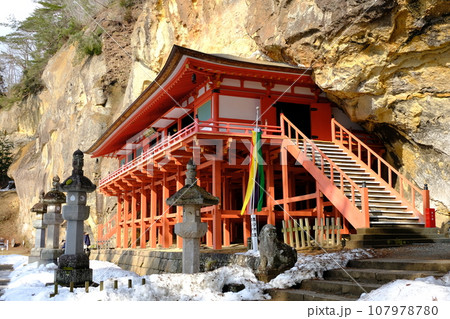 冬の平泉にある達谷窟毘沙門堂 107978780