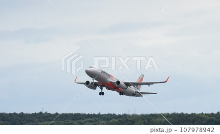 飛行機 飛行機 107978942