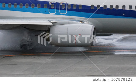 飛行機 飛行機 107979125