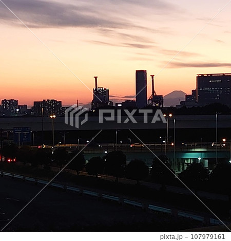 夕暮れと富士山 107979161