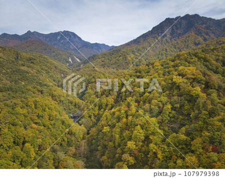 高妻山・乙妻山と奥裾花渓谷の美しい紅葉 長野県長野市(ドローンによる空撮) 高妻山・乙妻山と奥裾花渓谷の美しい紅葉 長野県長野市(ドローンによる空撮) 107979398