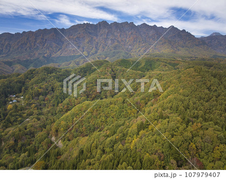 大望峠から見る戸隠西岳連峰と壮大な紅葉 長野県長野市(ドローンによる空撮) 大望峠から見る戸隠西岳連峰と壮大な紅葉 長野県長野市(ドローンによる空撮) 107979407