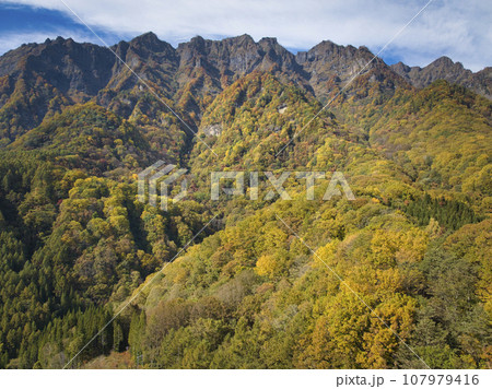 品沢高原見る戸隠西岳連峰と壮大な紅葉 長野県長野市(ドローンによる空撮) 品沢高原見る戸隠西岳連峰と壮大な紅葉 長野県長野市(ドローンによる空撮) 107979416