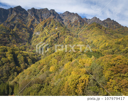 品沢高原見る戸隠西岳連峰と壮大な紅葉 長野県長野市(ドローンによる空撮) 品沢高原見る戸隠西岳連峰と壮大な紅葉 長野県長野市(ドローンによる空撮) 107979417