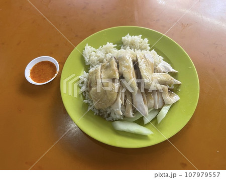 シンガポールの名物である海南鶏飯 シンガポールの名物である海南鶏飯 107979557