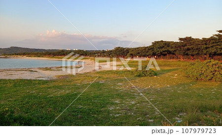 沖縄の夕日 107979723