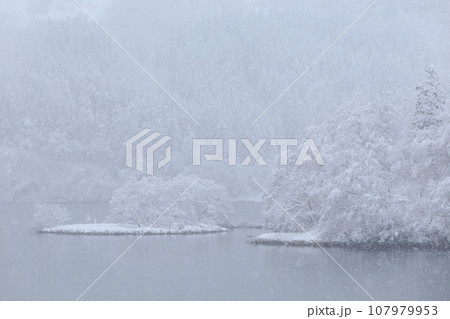 富山_雪景色の庄川峡の絶景風景 富山_雪景色の庄川峡の絶景風景 107979953