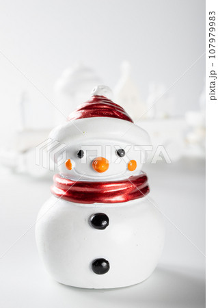 雪だるま　クリスマスイメ－ジ 107979983