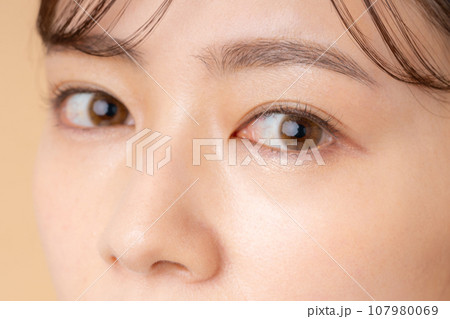 若い女性の瞳 107980069