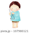 トライアングルを演奏する男の子のイラスト 107980121