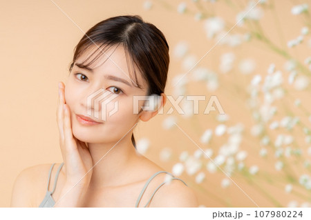 若い女性のビューティ 107980224