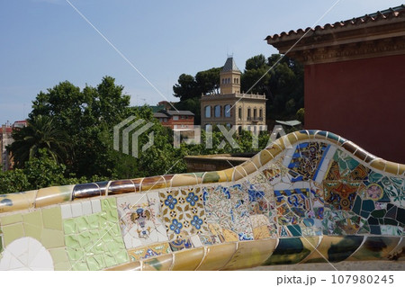 スペイン バルセロナ グエル公園 テラスの手摺り 107980245
