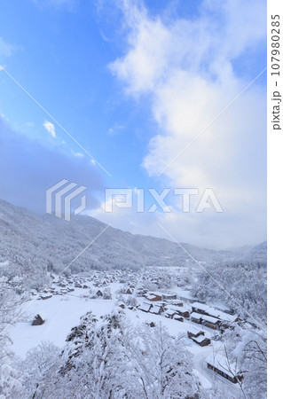 岐阜_豪雪の世界遺産白川郷の風景 107980285