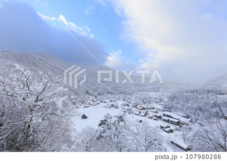 岐阜_豪雪の世界遺産白川郷の風景 岐阜_豪雪の世界遺産白川郷の風景 107980286