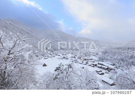 岐阜_豪雪の世界遺産白川郷の風景 岐阜_豪雪の世界遺産白川郷の風景 107980287