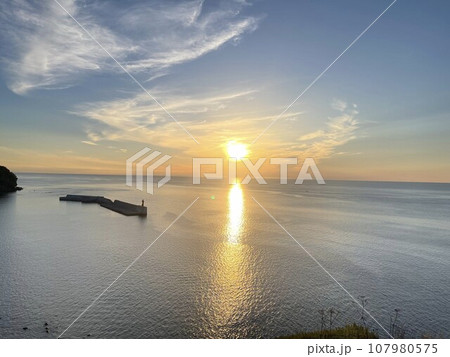 海に沈む夕日 オロンコ岩より 海に沈む夕日 オロンコ岩より 107980575
