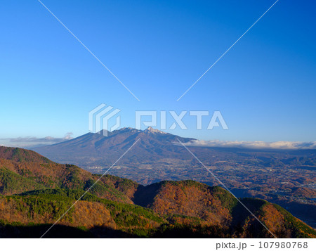 山梨から見る八ヶ岳連峰の風景 107980768