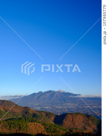 山梨から見る八ヶ岳連峰の風景 107980770