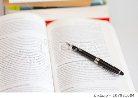 机の上に開いた英語の書籍とペン 研究 学習のイメージ 机の上に開いた英語の書籍とペン 研究 学習のイメージ 107981684