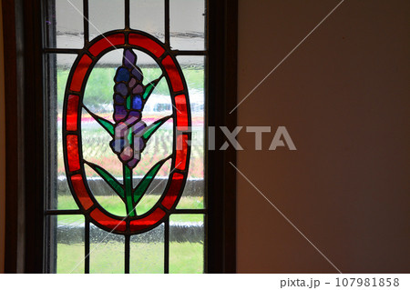 幻想的なステンドグラスの晄り 幻想的なステンドグラスの晄り 107981858