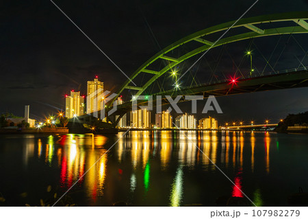 水面に映る橋と街の夜景 107982279
