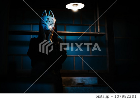 暗闇で狐面をつけた女性 107982281